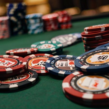 Что означает дилер в покере